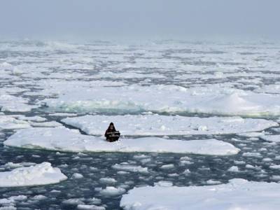 18-летняя девушка села на льдину посреди океана и поплыла