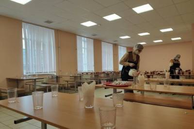 В условиях COVID-19 псковские школьники продолжают дежурить по столовой