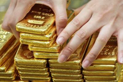 Золото дешевеет: до каких отметок скатятся цены