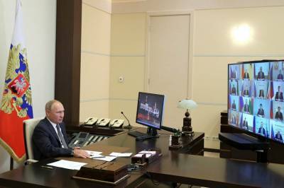 Владимир Путин поручил регионам разработать программу защиты людей старшего поколения от COVID-19