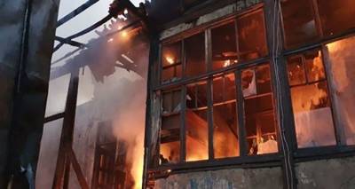 Крупный пожар в жилом доме: глава МЧС Армении прибыл на место происшествия