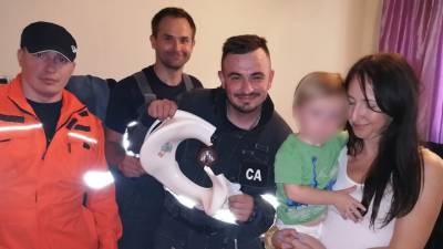 Московские спасатели освободили малыша от детского сидения для унитаза