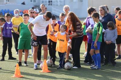 Дети с аутизмом и синдромом Дауна учатся играть в футбол
