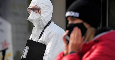 Власти рекомендовали москвичам носить маски и ограничивать контакты