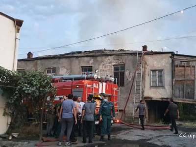 В одном из домов в селе Птхунк вспыхнул пожар, на место прибыл глава МЧС Армении