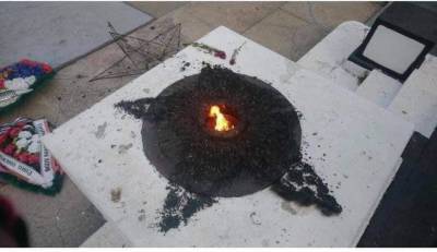 В оккупированном Крыму на "Вечном огне" сожгли венок-триколор фото
