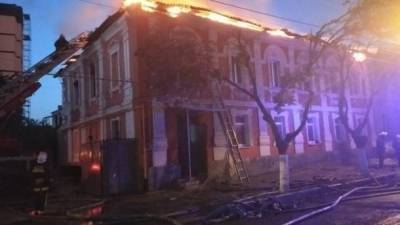 В Харькове горит двухэтажный дом, есть погибший