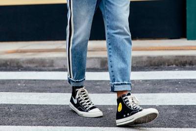 Широкие подвороты на джинсах стали модными в 2020 году
