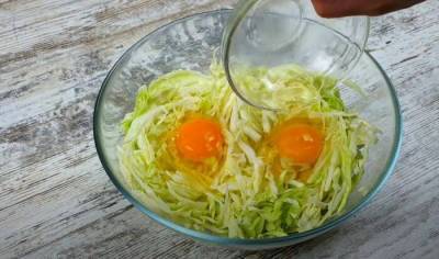 Как приготовить сытный ужин из 2 куриных яиц и капусты за несколько минут