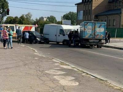 В Житомире произошло ДТП с участием микроавтобуса, грузовика и легковушки