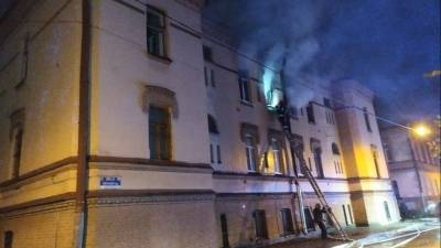 Крупный пожар вспыхнул в жилом доме на севере Петербурга — видео