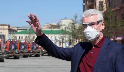 Мэр Москвы призвал горожан сократить контакты и носить маски из-за роста числа заражений COVID-19