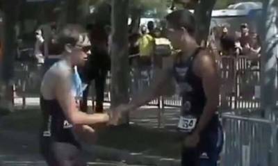 Триатлонист подарил заблудившемуся сопернику медаль (6 фото + 1 видео)