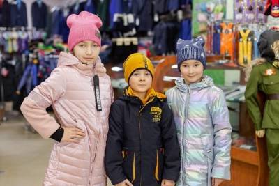 Осенние куртки, шапки и утеплённые брюки на детей и подростков поступили в «Угловой»