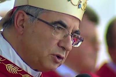 В Ватикане кардинал Джованни Анджело Беччу ушел в отставку