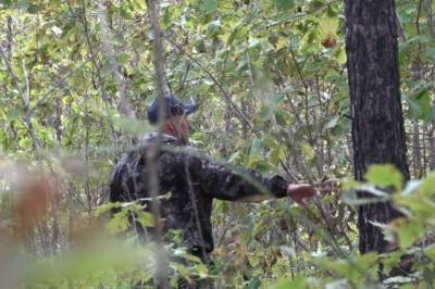 В Приморье полицейский спас потерявшуюся в лесу пенсионерку