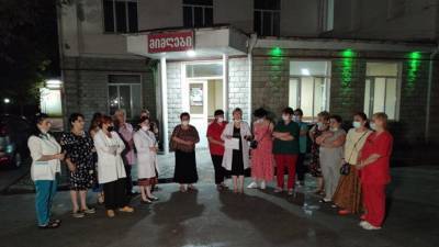 В Кутаиси гинекологи протестуют из-за преобразования роддома в ковид-центр