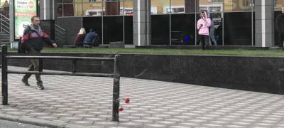 На место гибели инструктора автошколы в центре Петрозаводска несут цветы (ФОТОФАКТ)
