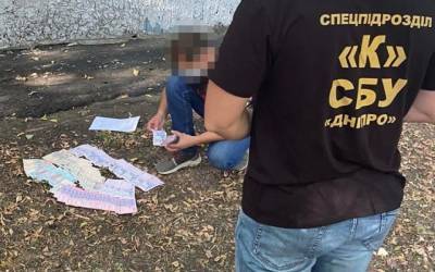 В Днепропетровской области прокурор при задержании бросал деньги в окно