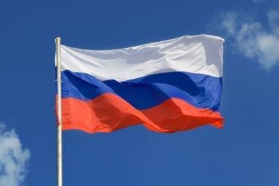 В Тверской области пьяные мужчины с ружьем украли флаг России