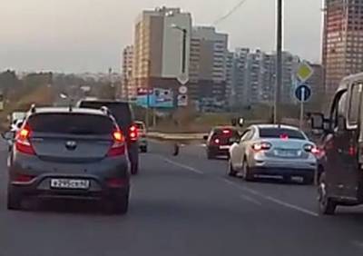 Видео: возле гипермаркета Selgros у легковушки отлетело колесо