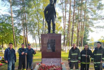 Волховские пожарные провели субботник в Сквере памяти Великой Отечественной войны