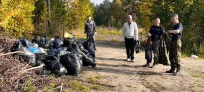 Сотрудники Минприроды Карелии убрали свалку в лесу