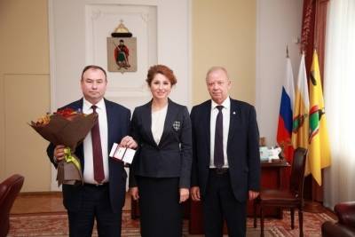 Рокотянская вручила медаль главврачу станции скорой помощи