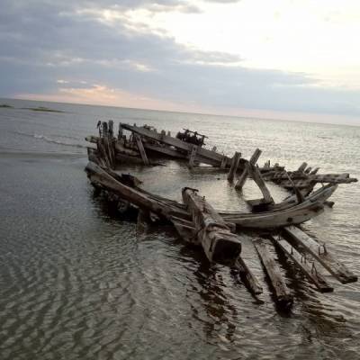 Глава Гыды опубликовал в своем Instagram фотографии останков деревянного судна прошлого века