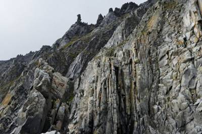 Двое британцев в Испании сорвались со скалы, пока друг их фотографировал