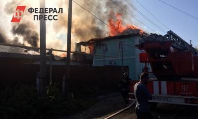 В Екатеринбурге сгорели частная автомойка и шиномонтажка
