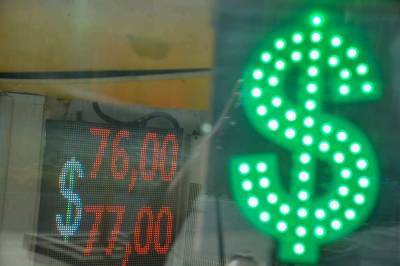 Доллар по 100: эксперт рассказал, когда ждать обрушение рубля