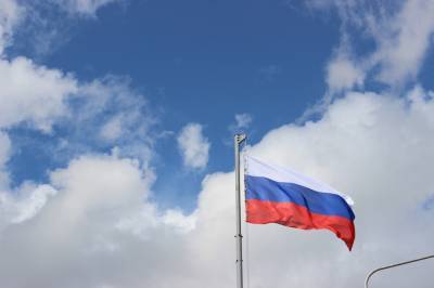 В Тверской области двое пьяных мужчин, угрожая полицейскому ружьем, похитили флаг России