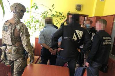 В Тернополе на вымогательстве 20 тыс. долларов "долга" задержали начальника региональной налоговой, его сына и других сообщников