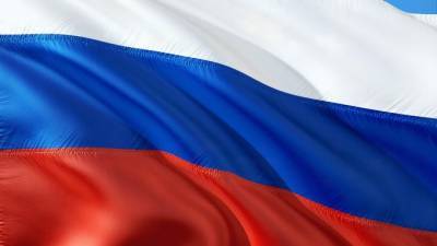 В Тверской области двое мужчин с ружьем украли флаг России