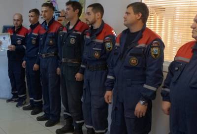 Спасателей поисково-спасательного отряда из Тосно наградили за поиск заблудившихся в лесах