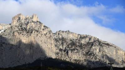 В Крыму со склона горы Ай-Петри сняли трех туристов
