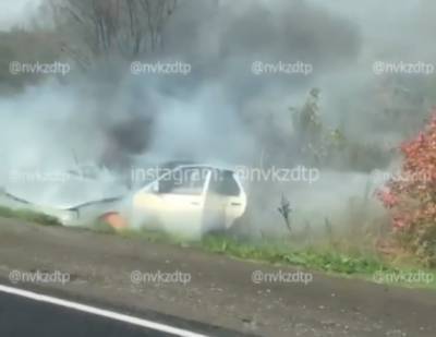 В Кузбассе машина слетела с трассы, врезалась в столб и загорелась