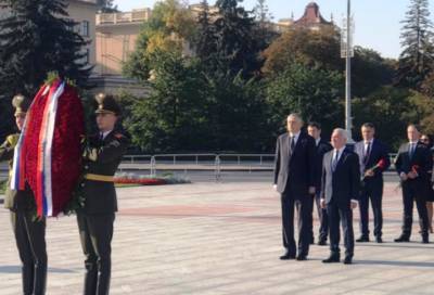 Делегация Ленобласти во главе с Александром Дрозденко возложила цветы к монументу Победы в Минске