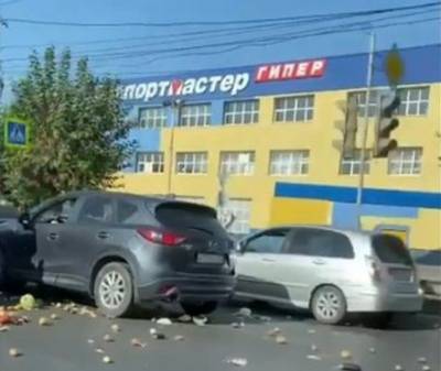 Соцсети: ДТП с перевозившей яблоки машиной спровоцировало пробку на Московском шоссе