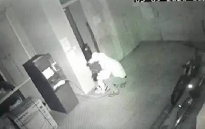Подрыв банкомата грабителями попал на видео