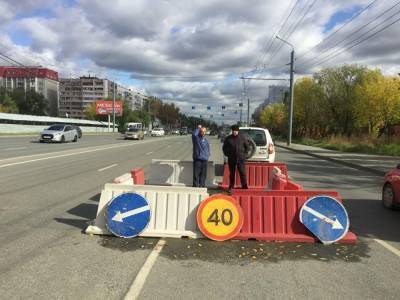 На дороге в центр Челябинска просел асфальт. Движение ограниченно