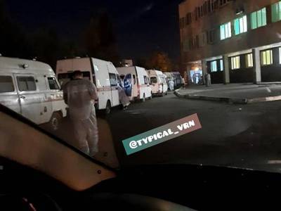 Гигантские очереди из «скорых» выстраиваются в Воронеже из-за пациентов с коронавирусом