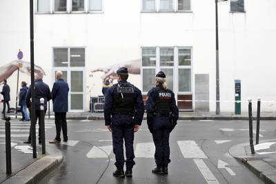 Неизвестный напал с ножом на прохожих возле редакции Charlie Hebdo