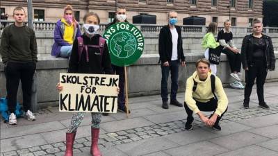 Грета Тунберг присоединилась к акции протеста у парламента Швеции