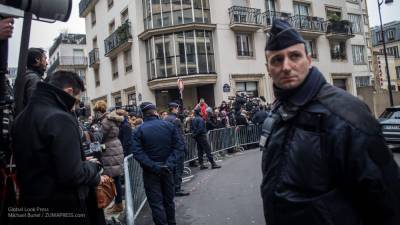 Напавшего с ножом на прохожих у здания Charlie Hebdo мужчину задержали