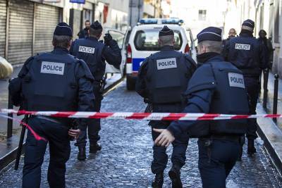 В Париже у бывшей редакции Charlie Hebdo ранили двух человек, подозреваемого задержали