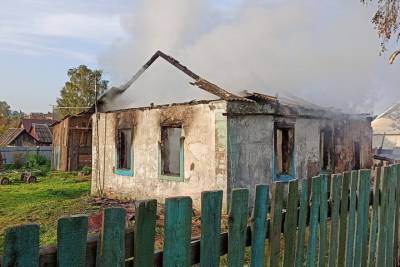 В Ярцеве загорелся жилой дом, в котором оставался рабочий
