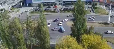 Легковушка протаранила фургон напротив торгового центра (видео)
