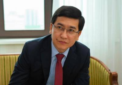 В Казахстане министр образования и науки привился от Covid местной вакциной